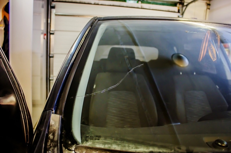 Почему нельзя экономить на замене автостекла: скрытые риски и последствия