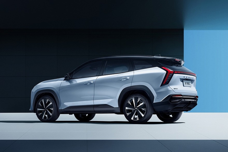 Geely Atlas с другим дизайном показали на официальных фото, он объявлен новым поколением