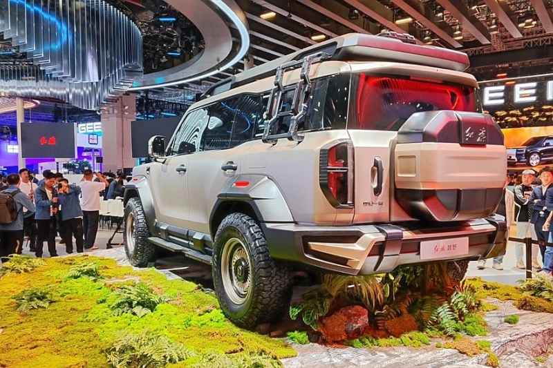 Hongqi анонсировала брутальный гибридный внедорожник с четырьмя электромоторами