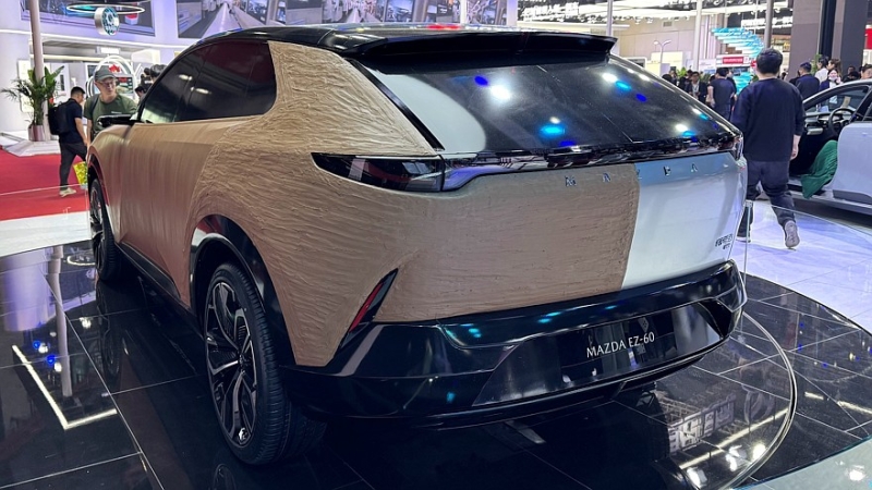 Mazda EZ-60: китайская платформа, большое табло в салоне и глобальные амбиции