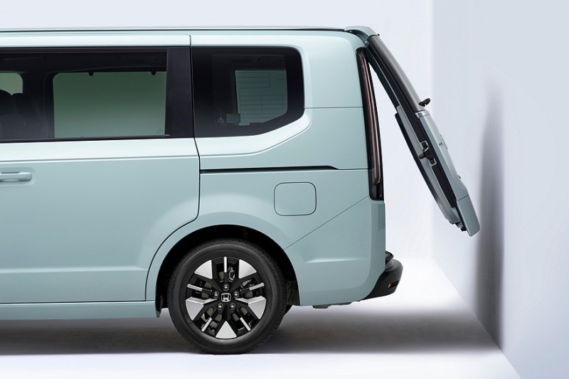 Обновлён популярный минивэн Honda Step WGN: расширенное оснащение и особая версия