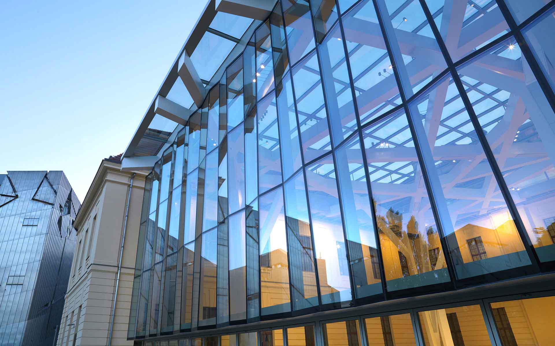 Витражи из алюминиевого профиля: современное решение для архитектуры и дизайна