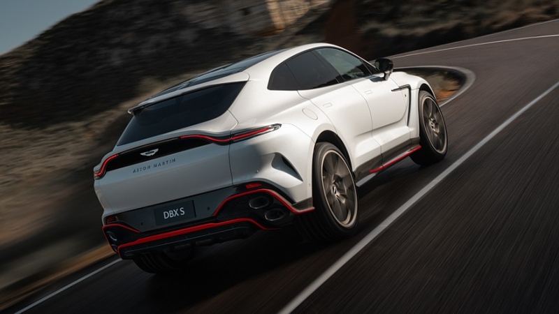 Топовый кроссовер Aston Martin DBX S: форсированный битурбомотор V8 и улучшенная динамика