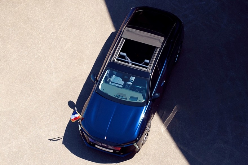 Эмманюэль Макрон получил ко Дню Победы новый автомобиль — бронированный DS N°8