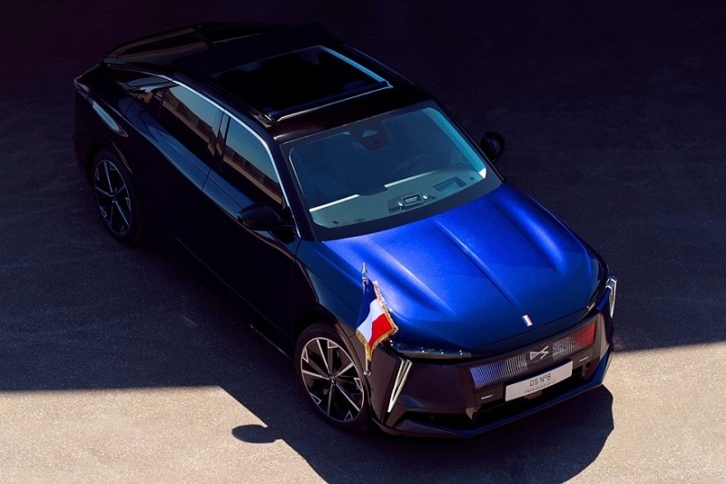 Эмманюэль Макрон получил ко Дню Победы новый автомобиль — бронированный DS N°8