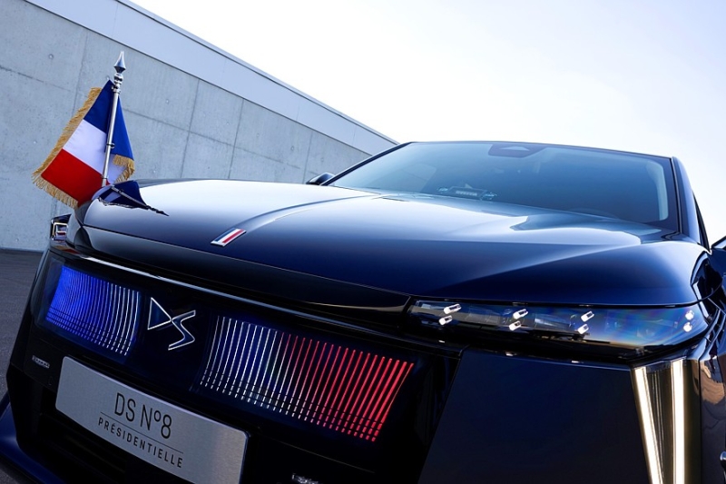 Эмманюэль Макрон получил ко Дню Победы новый автомобиль — бронированный DS N°8