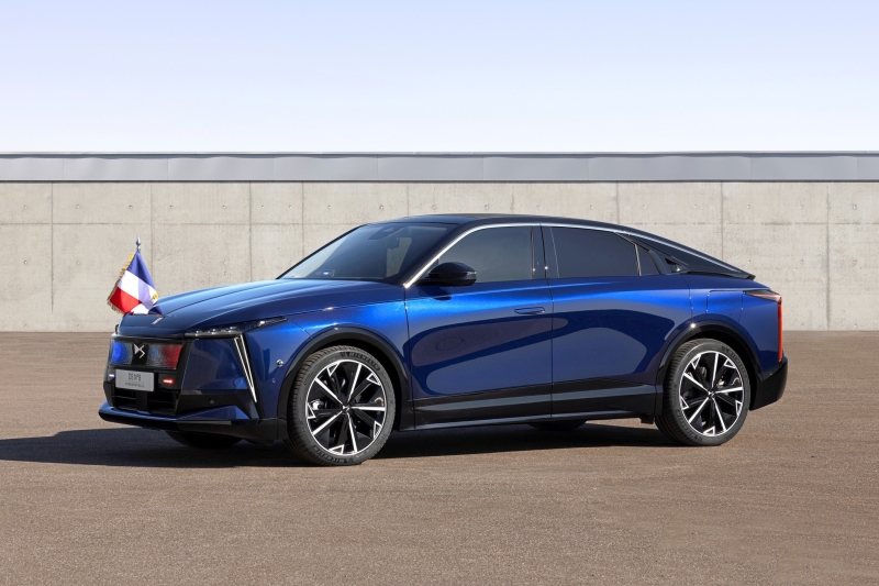 Эмманюэль Макрон получил ко Дню Победы новый автомобиль — бронированный DS N°8