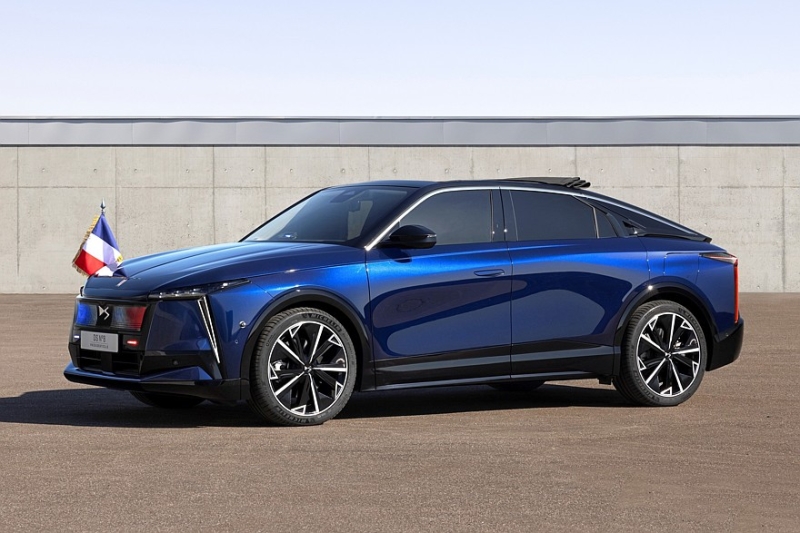 Эмманюэль Макрон получил ко Дню Победы новый автомобиль — бронированный DS N°8