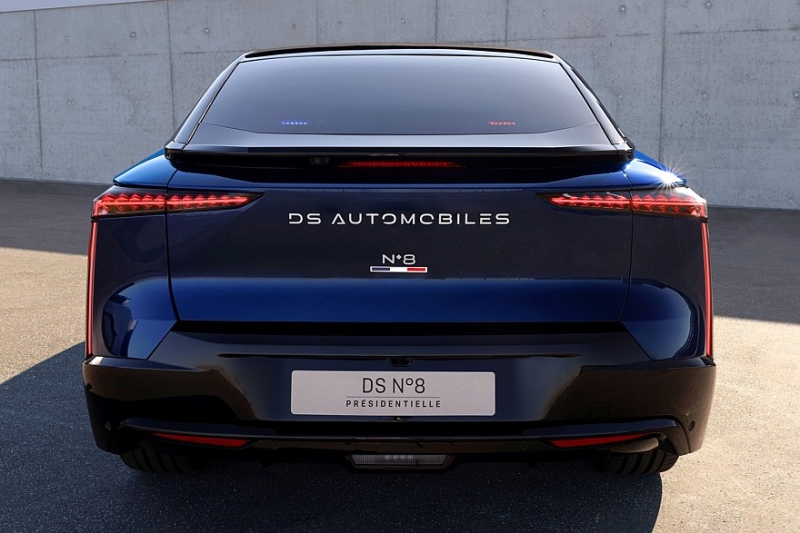 Эмманюэль Макрон получил ко Дню Победы новый автомобиль — бронированный DS N°8