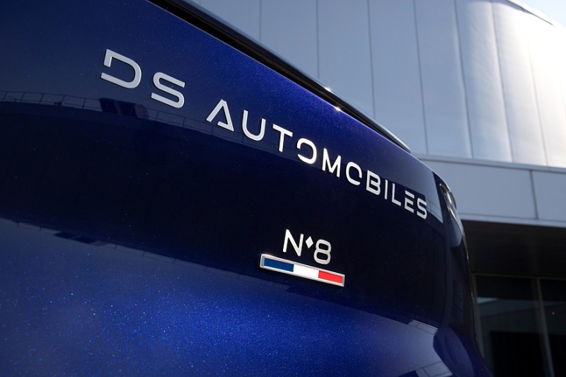 Эмманюэль Макрон получил ко Дню Победы новый автомобиль — бронированный DS N°8