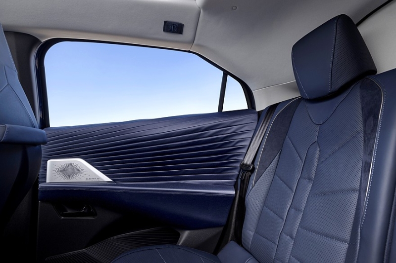 Эмманюэль Макрон получил ко Дню Победы новый автомобиль — бронированный DS N°8