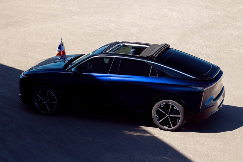 Эмманюэль Макрон получил ко Дню Победы новый автомобиль — бронированный DS N°8