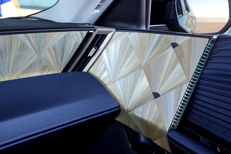 Эмманюэль Макрон получил ко Дню Победы новый автомобиль — бронированный DS N°8