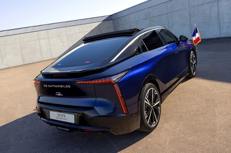 Эмманюэль Макрон получил ко Дню Победы новый автомобиль — бронированный DS N°8