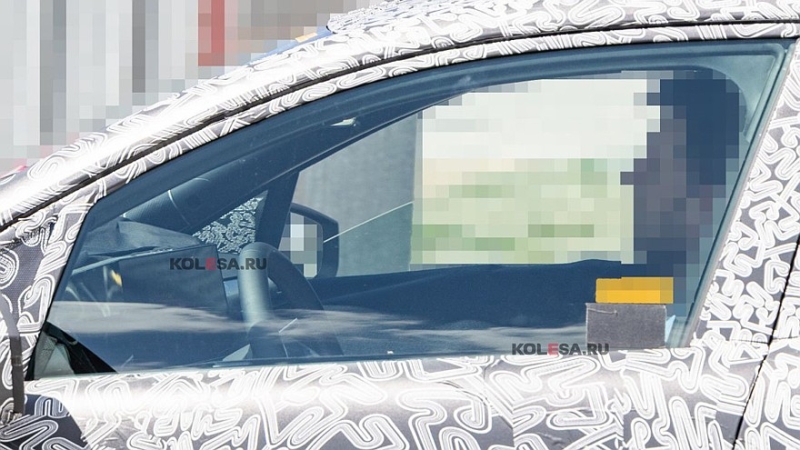 Новый Renault Clio снова попался фотошпионам: теперь и салон