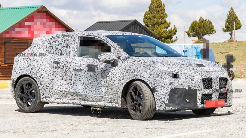 Новый Renault Clio снова попался фотошпионам: теперь и салон