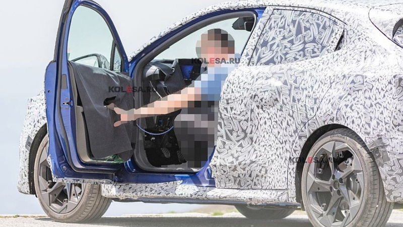 Новый Renault Clio снова попался фотошпионам: теперь и салон