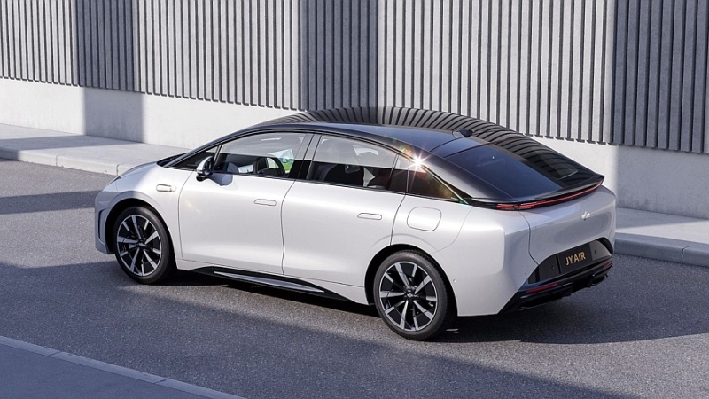 Под крылом самолёта: рождённый авиакомпанией лифтбек Juneyao Air выходит на рынок