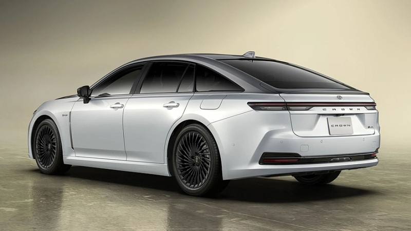 Седан Toyota Crown обзавёлся сразу двумя спецверсиями. Цены известны