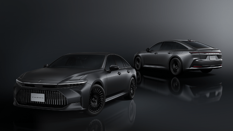 Седан Toyota Crown обзавёлся сразу двумя спецверсиями. Цены известны