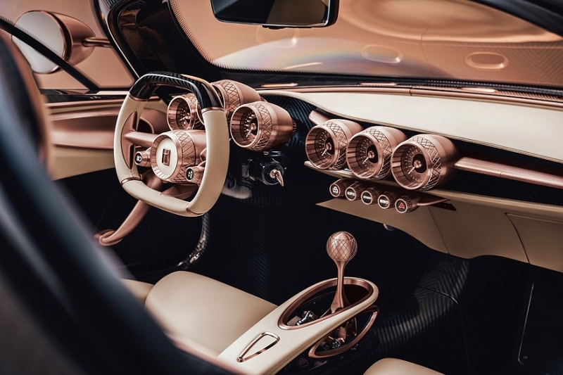 Серийный De Tomaso P72: завораживающие формы, мощный V8 и никаких экранов в салоне