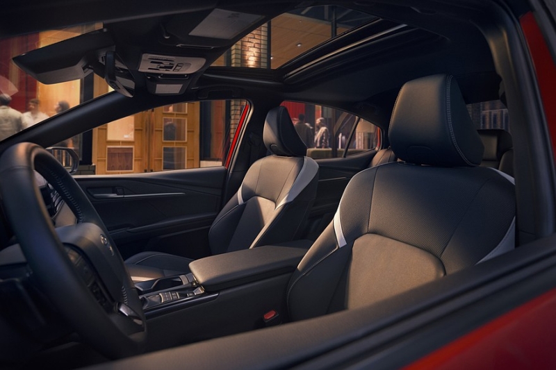 Toyota Camry слегка обновилась и обзавелась «тёмной» спецверсией