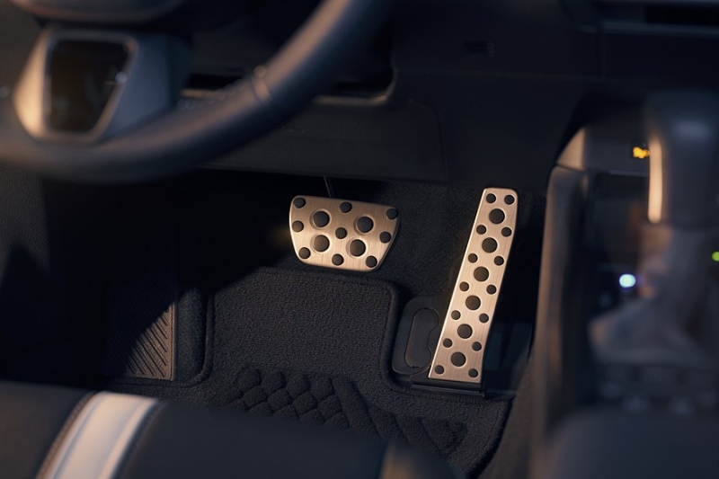 Toyota Camry слегка обновилась и обзавелась «тёмной» спецверсией