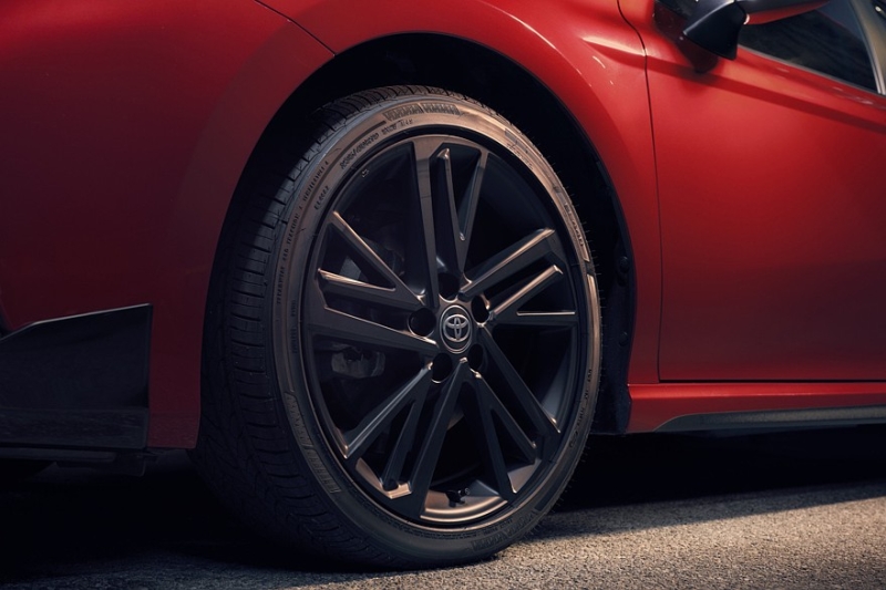 Toyota Camry слегка обновилась и обзавелась «тёмной» спецверсией