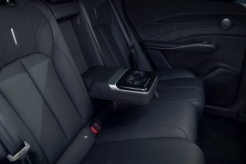 В России cтартовали продажи кроссовера Omoda C7, все цены известны