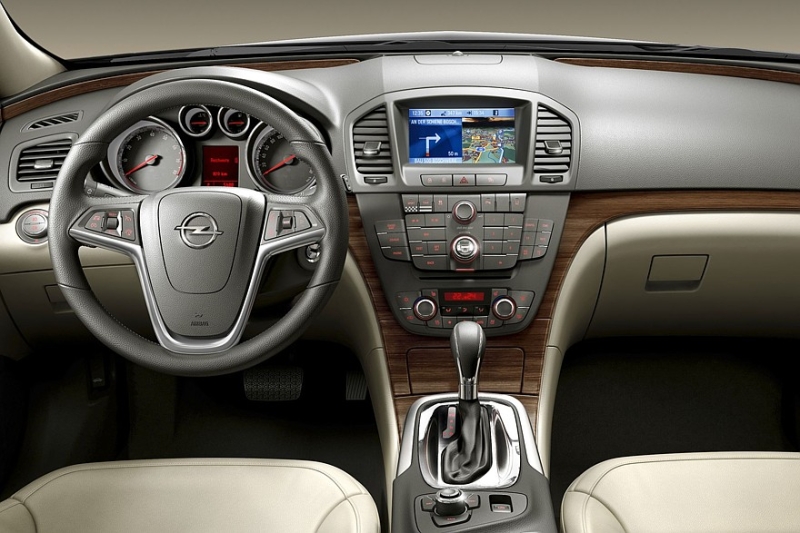 Выбираем седан D-класса с пробегом за миллион рублей: почти премиум и императорское качество