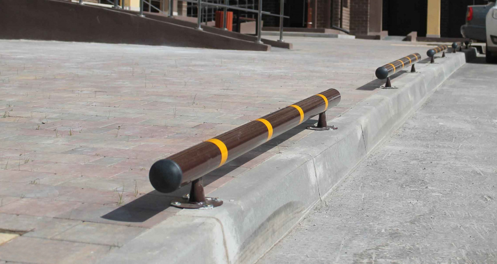 Что из себя представляют дорожные колесоотбойники