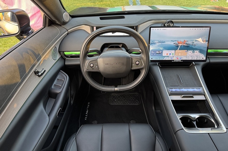 Седан Exlantix ES и кроссовер ET выходят на российский рынок, цены известны