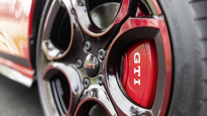 Volkswagen Golf GTI отмечает 50-летие юбилейной версией с форсированным мотором