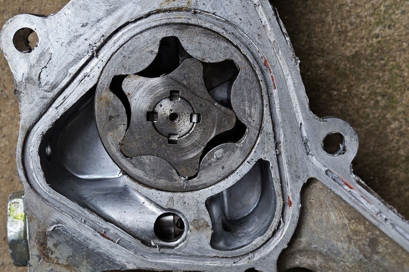 Замкнутый круг и лужа под машиной: как работает масляный насос и почему он выходит из строя