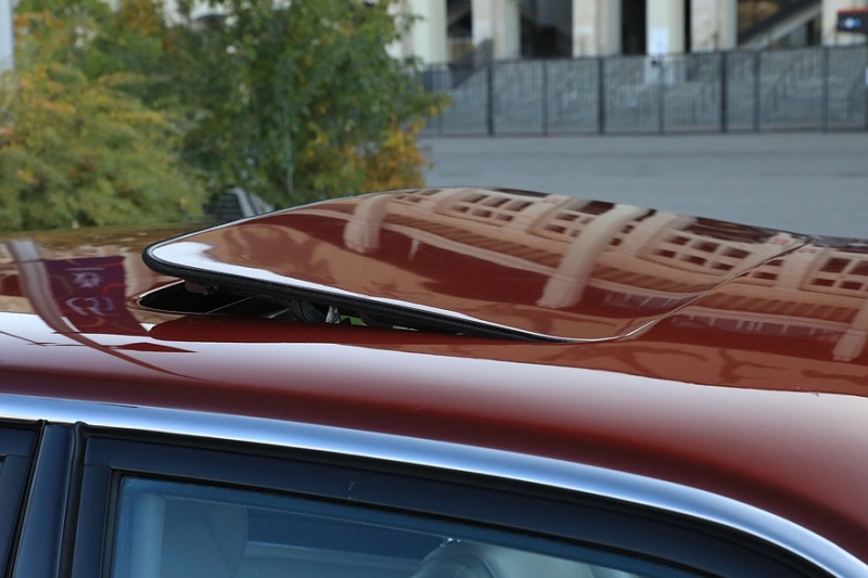 С потолка вода: что ломается в механизме автомобильного люка и что с этим делать