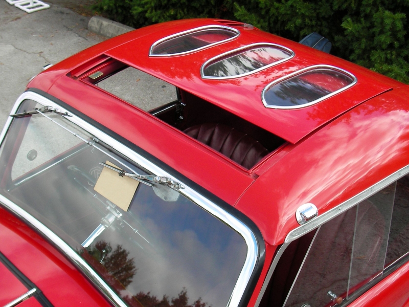 С потолка вода: что ломается в механизме автомобильного люка и что с этим делать