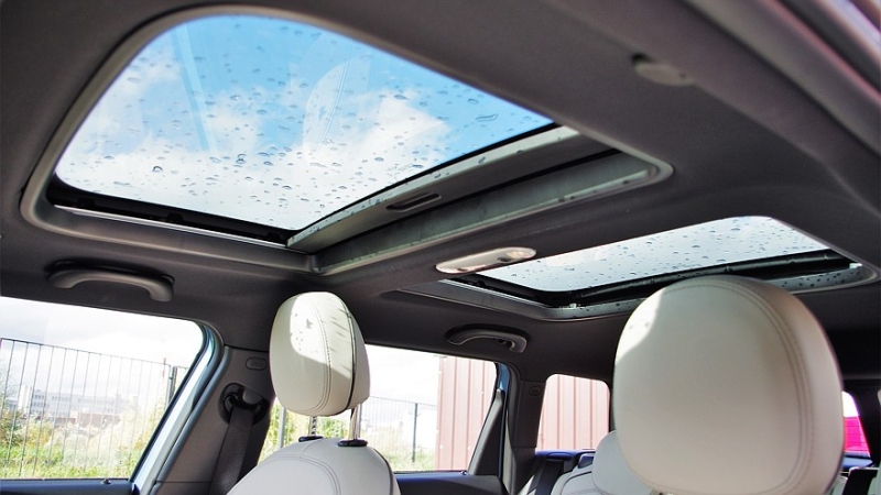 С потолка вода: что ломается в механизме автомобильного люка и что с этим делать