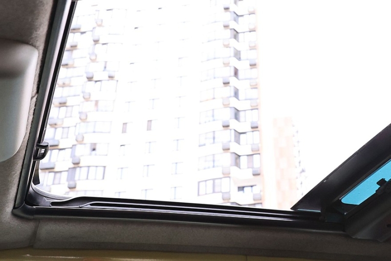 С потолка вода: что ломается в механизме автомобильного люка и что с этим делать