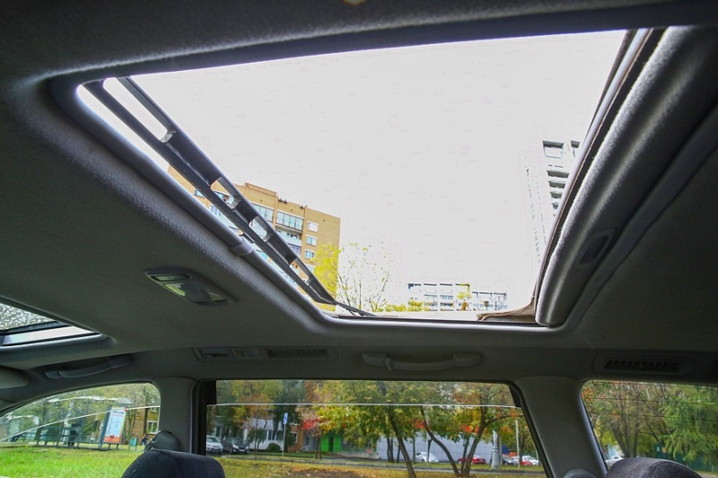 С потолка вода: что ломается в механизме автомобильного люка и что с этим делать