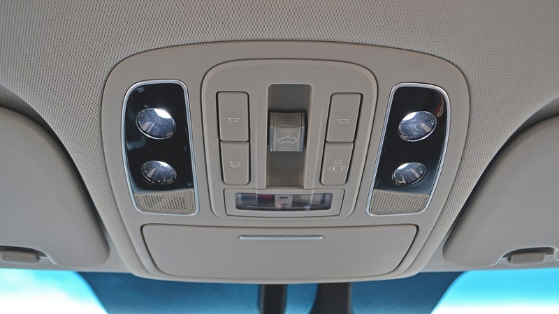 С потолка вода: что ломается в механизме автомобильного люка и что с этим делать