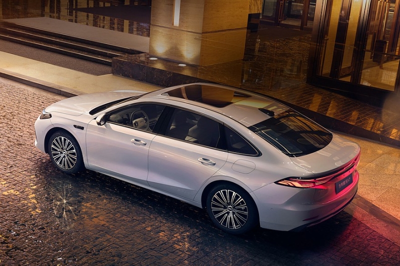 Седан Geely Galaxy A7 выходит на рынок: размером с Toyota Camry, но гораздо дешевле