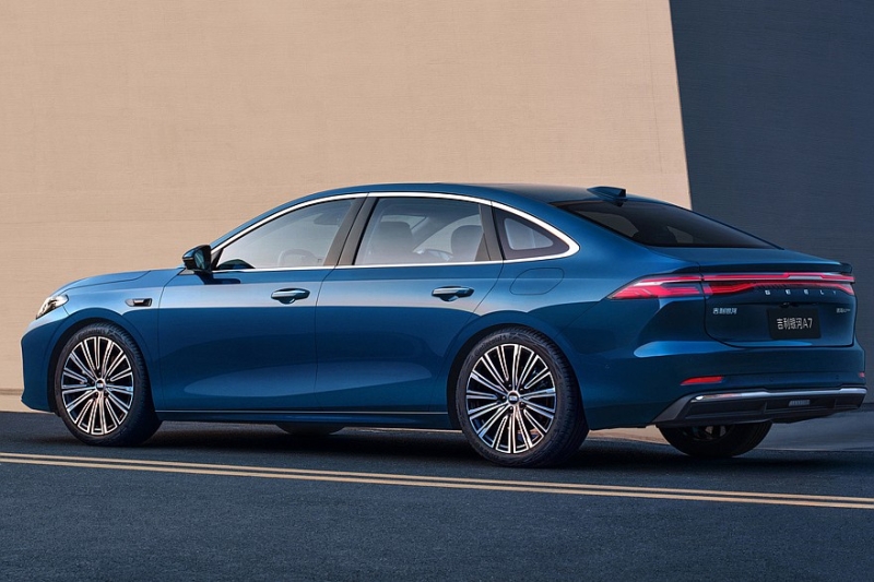 Седан Geely Galaxy A7 выходит на рынок: размером с Toyota Camry, но гораздо дешевле