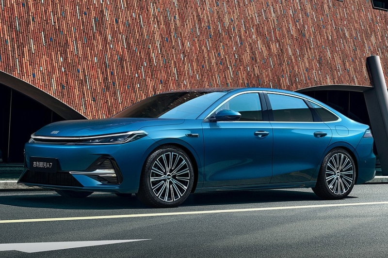 Седан Geely Galaxy A7 выходит на рынок: размером с Toyota Camry, но гораздо дешевле