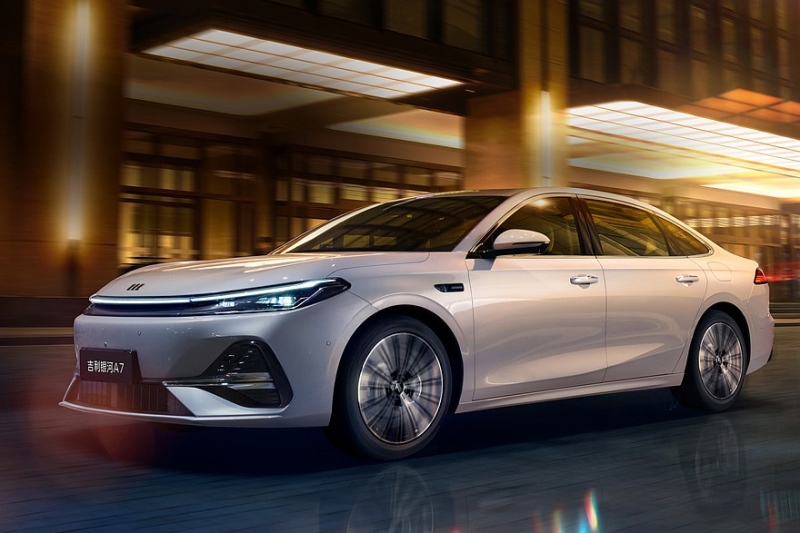 Седан Geely Galaxy A7 выходит на рынок: размером с Toyota Camry, но гораздо дешевле