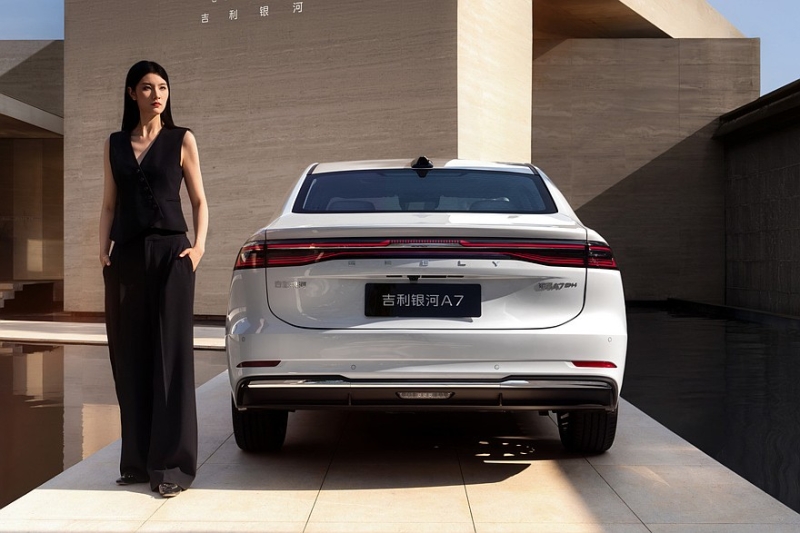 Седан Geely Galaxy A7 выходит на рынок: размером с Toyota Camry, но гораздо дешевле