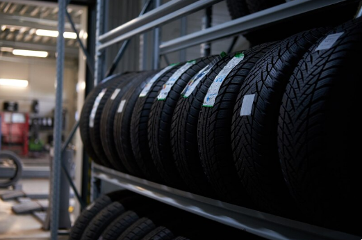 Как избежать аквапланирования: выбор шин и стиль вождения