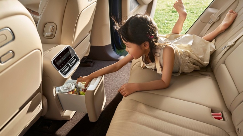 Большой кроссовер AITO M7 второго поколения показался на новых официальных снимках