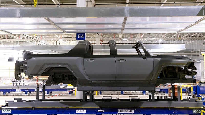 GM сокращает производство GMC Hummer EV и Cadillac Escalade IQ из-за низкого спроса