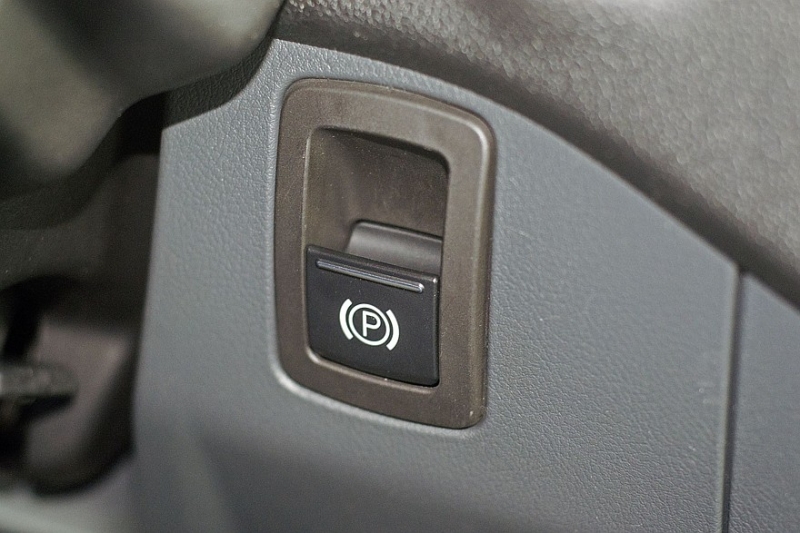 Не надо – стоим, надо – не едем: что ломается в стояночном тормозе и как его проверить