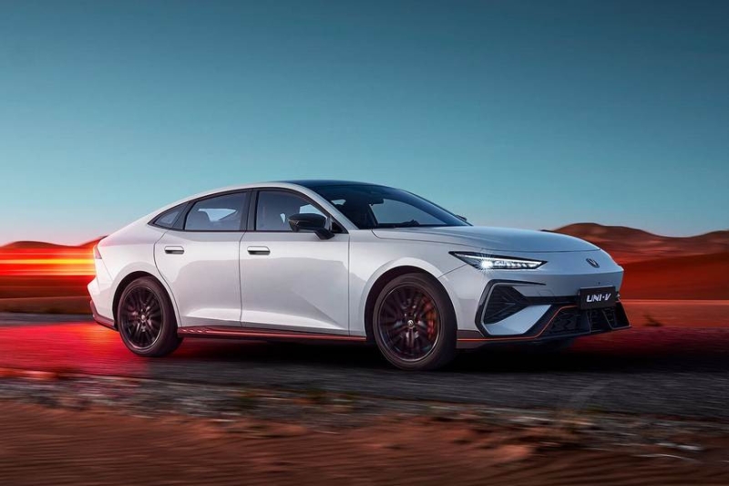 Новый Changan Uni-V выходит на рынок: перекроенный салон и более мощные моторы